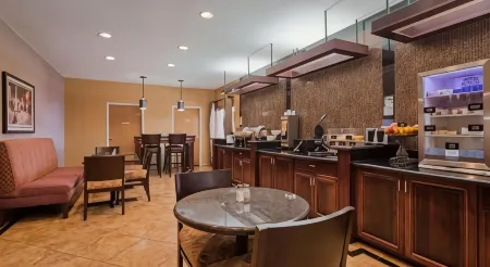 Best Western Manhattan Inn Отели рядом с достопримечательностью «Alpha Xi Delta»