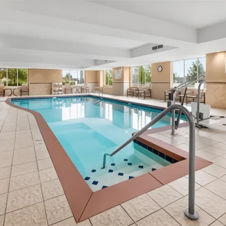 Hampton Inn & Suites Fairbanks Отели рядом с достопримечательностью «Заказник Френдс оф Кримерс Филд эт Кримерс Филд Мигратори Уотерфоул»