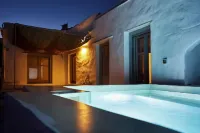 Living Theros Luxury Suites - Hot Tub