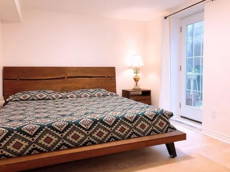 Two Bedroom Spacious Basement Unit Отели рядом с достопримечательностью «Торонто Ботаникал Гарден»