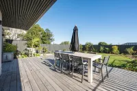 Modern Family home with Views, Sunsets and Space in Atawhai. 8 mins to Nelson. Hotels in Marybank