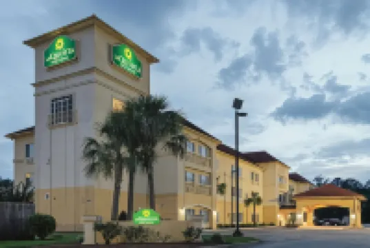 لا كينتا إن آند سويتس باي ويندام موبايل ساتسوما / سارالاند فنادق في 