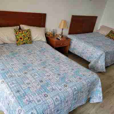 Studio efficiency 4 beds condo, 1 block from boardwalk. AC Pool WiFi Wildwood NJ Rooms