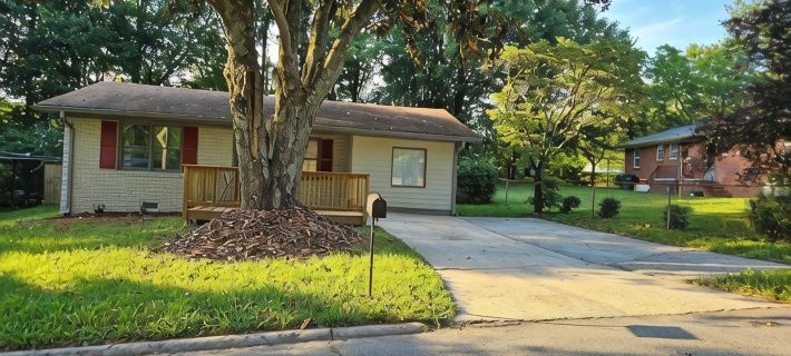 Quiet 3-bedroom bungalonear enchanting the historic Marietta Square Hotels in Marietta