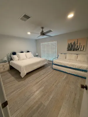 Sunshine Daydream HSB Lake LBJ Family Escape! Fish and swim off the dock! - Homestays