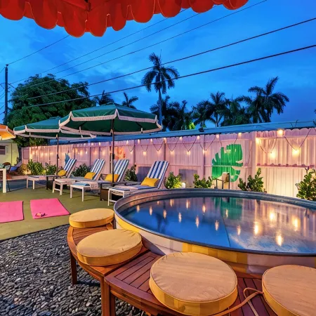 CowboyPool, MiniGolf, Arcade, Firepit, PingPong! Hallandale Beach Gem Отели в г. Халландейл Бич