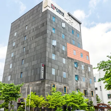 Bago Hotel Отели рядом с достопримечательностью «Рынок Амса»