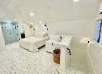 Little White Barn - Private 20 Acre Escape w/ Pond