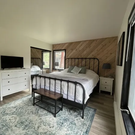 Clean modern farmhouse in Snowcreek with 4 minute walk to shuttle and preserve