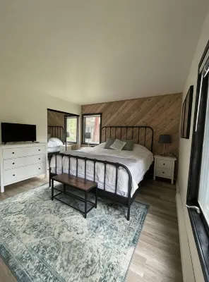 Clean modern farmhouse in Snowcreek with 4 minute walk to shuttle and preserve