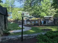Snowshoe Hare Cabin at the Adirondack Lodge - 5 mins to Lake George Village