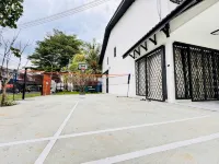 Uncommon Homestay - parking