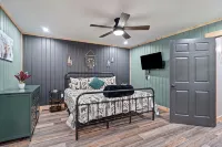 Northwoods Ln Cabin in Clear Creek by Tranquility Retreats