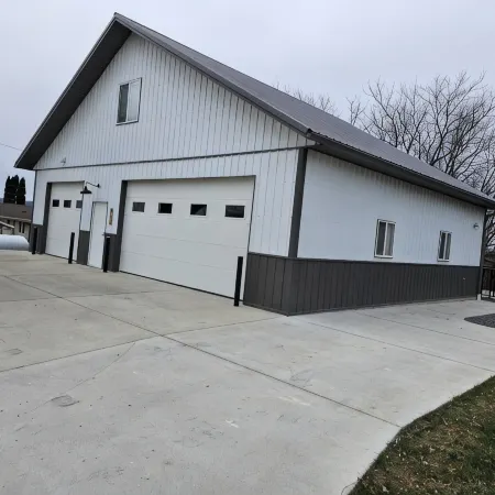 Cozy, private apt in small river town with short drive to city-border WI and IA.