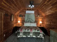 Beautiful Log Cabin w/loft. 1/2 mile to Red's Landing Boat Launch! A+ fishing.