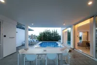 Seaview Luxury Villa Jacuzzi & Pool! 2 Min Beach - Beach