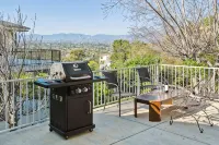 Quiet Mountain Home with Stunning Views near Universal Studios Hollywood