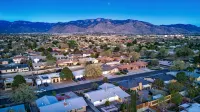 Spacious 3-bedroom house with card table, backyard and Wifi in NE Albuquerque - Bungalows