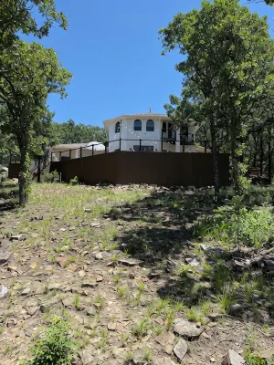 INCREDIBLE Lakehouse on Skiatook Lake! 4 bed/4 bath- HUGE deck overlooking lake! - Wifi