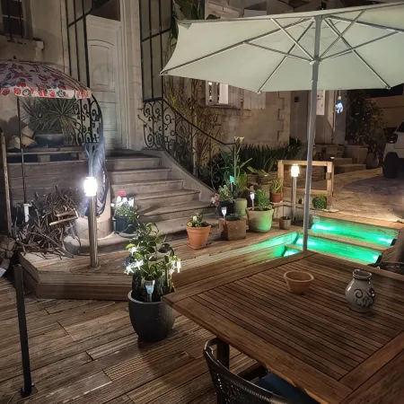 La Parenthèse Furnished apartment, Terrace, Garden. PKG Free Netfix BOx TV.