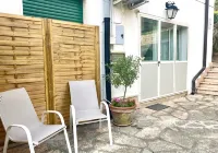 Lake Garda Holiday Apartment 3 Villa Magnolia - Homestays