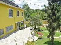 Tropical Treasure: 4 BR Oasis in the Hills of JA マンデビルのホテル