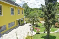 Tropical Treasure: 4 BR Oasis in the Hills of JA Ξενοδοχεία στην πόλη 