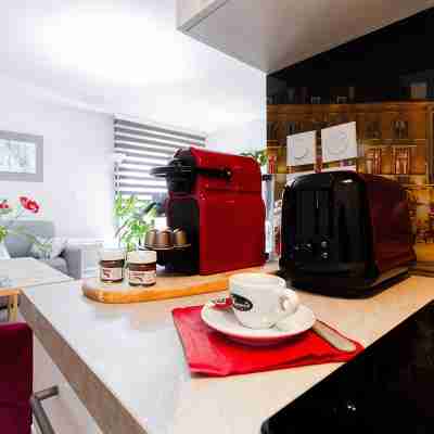 Quiet 1-Bed with Office Space, Saint-Cyprien, 200m to Metro Dining/Meeting Rooms
