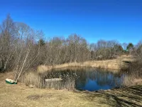 Cozy cabin in charming Kenoza Lake with WiFi, AC, pond,fire pit, lotof amenities