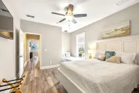 Luxurious Home 5Br - Sleeps 15, Steps to Beach, Canal, Dock, Gourmet Kitchen! - ジャグジー
