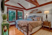 One of a kind gem- 2 rental units on 1.2 lakefront acres ideal for 2 families -  Privatzimmer