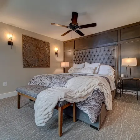 Luxury Town Square Condo king Bed & W/D