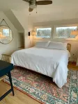 Coveside! Designer decor, waterfront, AC, 2 Bedroom in Harpswell.