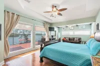 Lake Front Honky Tonkin & Lake Life  O/D Kitchen & Tiki Hut -Near Nashville - 4-Star