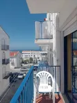 2 bedroom apartment 5 minutes from the beach with sea views!