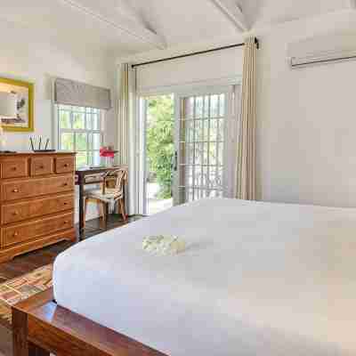 Petite Hillside Cottage on Private Estate w/Pool Rooms