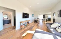 Family Retreat in the Village - Yard & Patio - 홈스테이