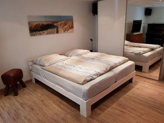 4 star basement apartment Alt-Mariendorf (parking lot on the property)