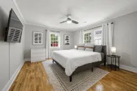 Cozy 2BR Cottage in Downtown Warm Springs (A)