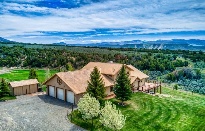 Quiet country getaway with STUNNING VIEWS, 4 bedrooms, 3 1/2 bath, large garage.