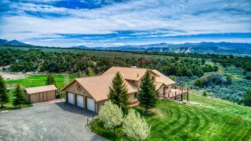 Quiet country getaway with STUNNING VIEWS, 4 bedrooms, 3 1/2 bath, large garage.