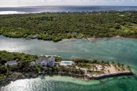 Waterfront 4-Bedroom Home on Private Peninsula w/ Private Dock! のホテル