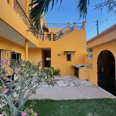 In Saly on the small coast house of 450 m2, with 5 bedrooms and private pool