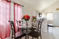 Comfy two-bedroom house in Camelot Village, Discovery Bay. - 2 ดาว