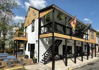 The Downtown Flat at Creekside Hotels in 