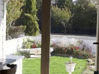 Delightful home away from home...comfortable, warm and beautiful gardens. 롤레스톤 호텔