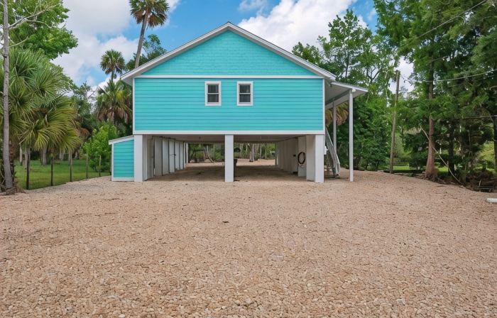 3-bedroom Riverfront home with private boat dock and view of Steinhatchee River.