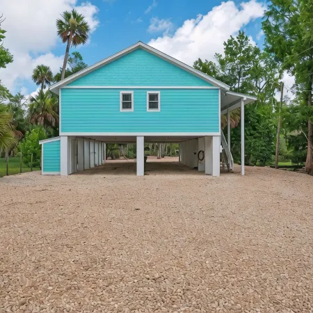3-bedroom Riverfront home with private boat dock and view of Steinhatchee River. Hotels in Steinhatchee