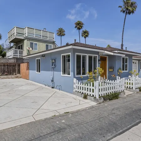 Charming Ventura Beach Bungalow on Prime Beach Lane in Pierpont by the Sea