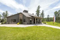 Magnificent 5 bedroom with Theater Room, AC, Hot Tub and Paved Roads - Boutique